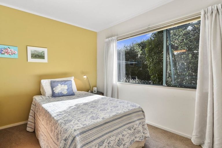 Photo of property in 35 Trotting Terrace, Fairview Heights, Auckland, 0632