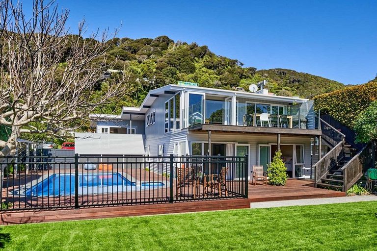 Photo of property in 21 Mahoe Street, Eastbourne, Lower Hutt, 5013