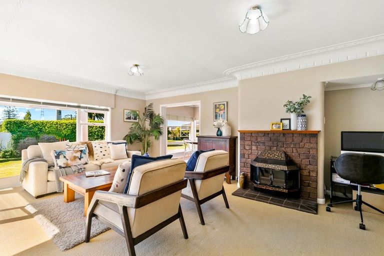 Photo of property in 33 Covil Avenue, Te Atatu South, Auckland, 0610