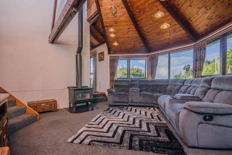 Photo of property in 907 West Coast Road, Waiatarua, Auckland, 0604