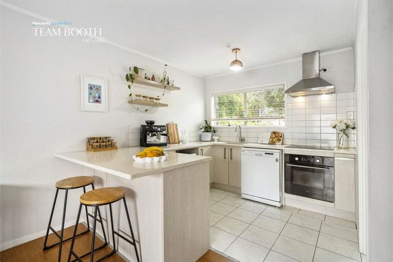 Photo of property in 2/3a Kirrie Avenue, Te Atatu South, Auckland, 0610