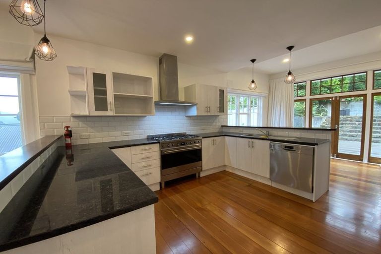 Photo of property in 7 Grove Road, Kelburn, Wellington, 6012