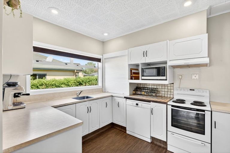 Photo of property in 16 Brookvale Road, Havelock North, 4130