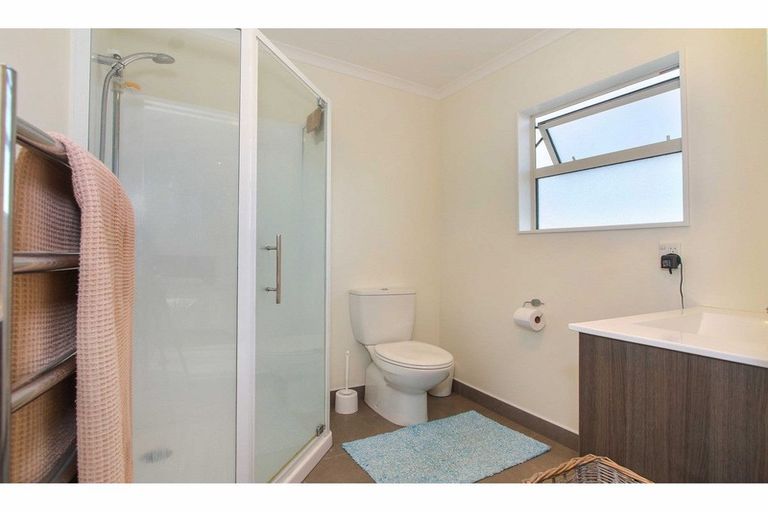 Photo of property in 40 Roberts Road, Glenfield, Auckland, 0629