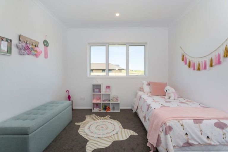 Photo of property in 34 Karoro Road, One Tree Point, 0118