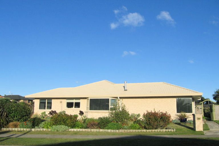 Photo of property in 1 Glen Loch Place, Paraparaumu, 5032