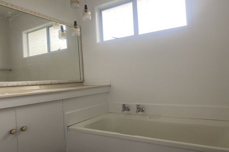 Photo of property in 50 View Road, Henderson, Auckland, 0612