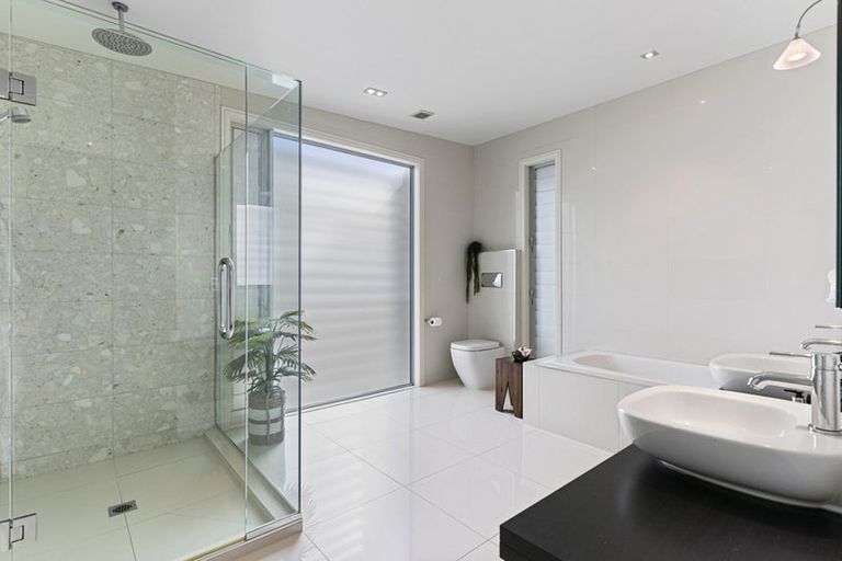 Photo of property in 11a Bournemouth Terrace, Murrays Bay, Auckland, 0630