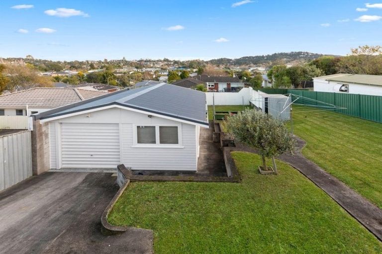 Photo of property in 100 Lantana Road, Green Bay, Auckland, 0604