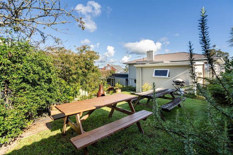 Photo of property in 1 Lavelle Road, Henderson, Auckland, 0612