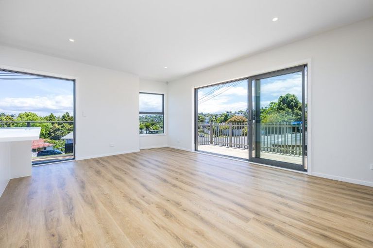 Photo of property in 1/94 Target Road, Totara Vale, Auckland, 0629
