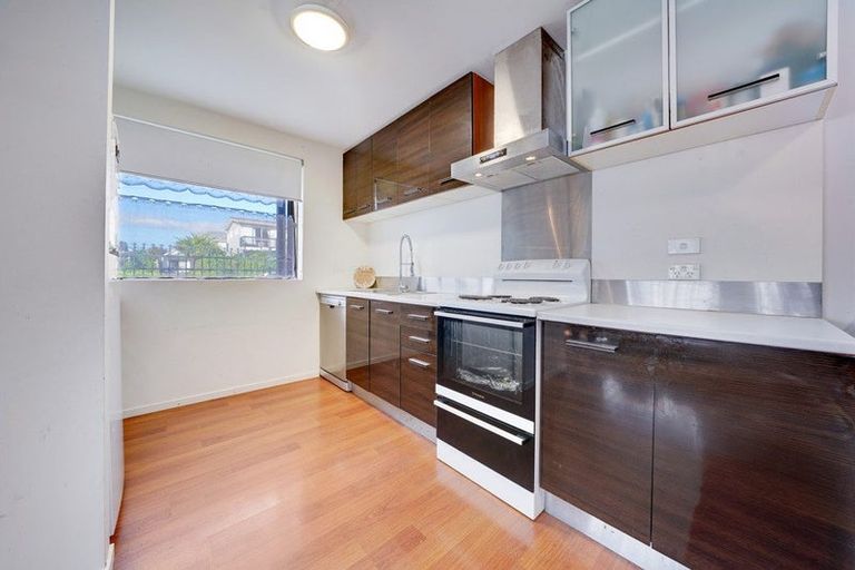 Photo of property in 1b Bamboo Grove, Kelston, Auckland, 0602