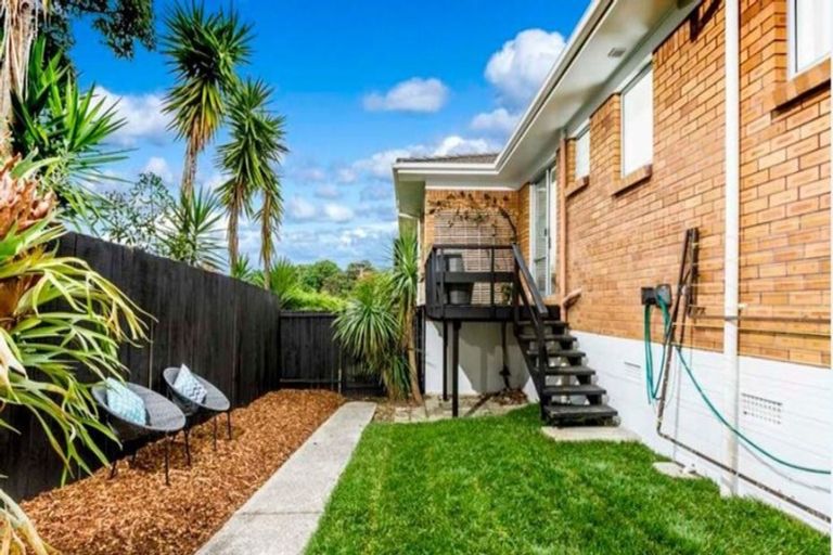 Photo of property in 2/8 Tobruk Crescent, Milford, Auckland, 0620