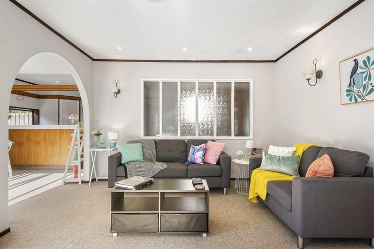 Photo of property in 2/10 Tobruk Crescent, Milford, Auckland, 0620