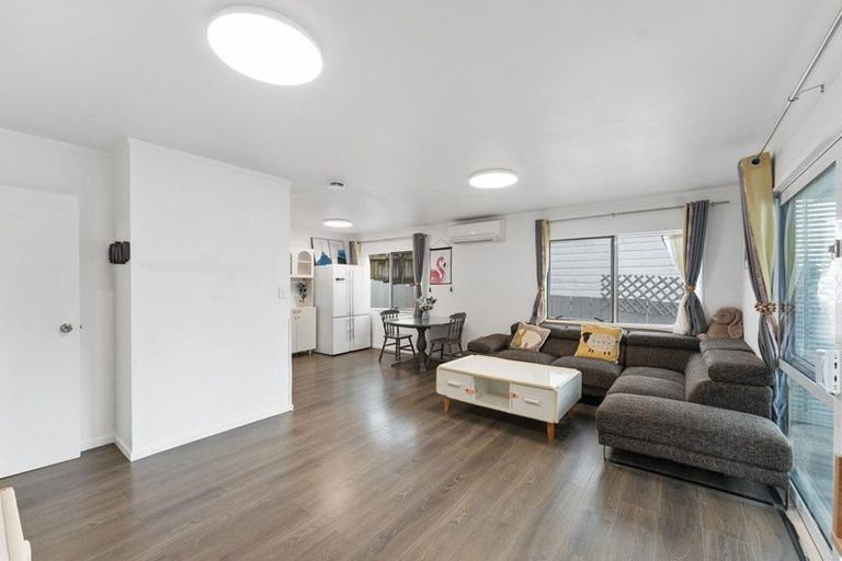 Photo of property in 33a Lilburn Crescent, Massey, Auckland, 0614