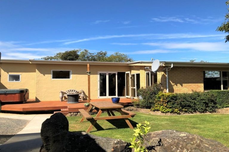 Photo of property in 30 Main Road, Clinton, 9534