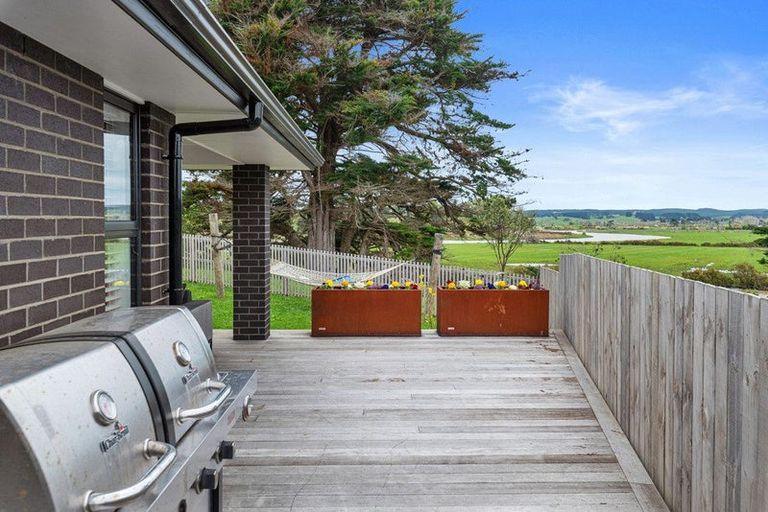 Photo of property in 19 Kawariki Road, Helensville, 0800