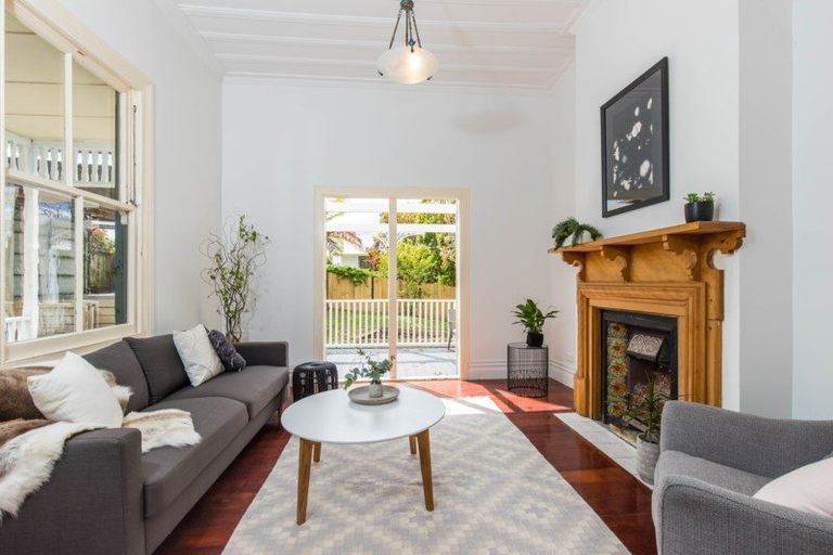 Photo of property in 102 Onewa Road, Northcote, Auckland, 0627