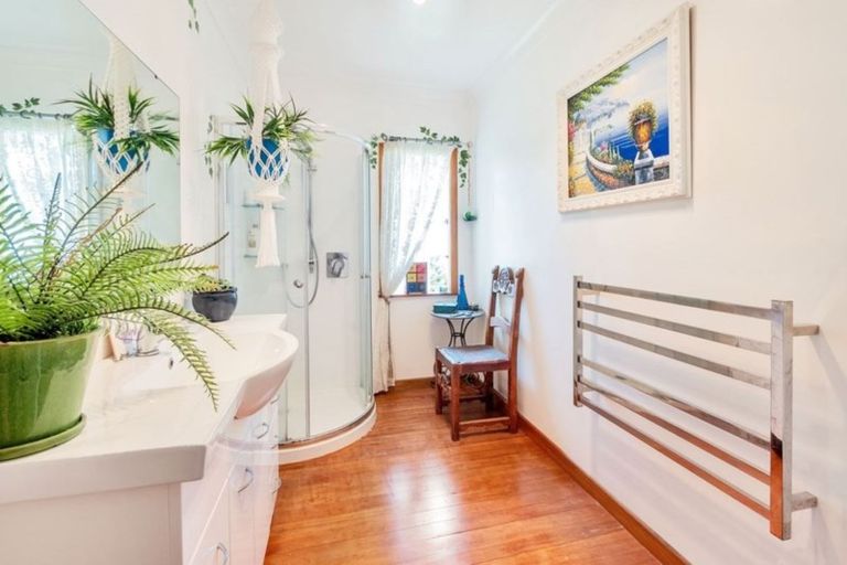 Photo of property in 32 Hyde Road, Rothesay Bay, Auckland, 0630