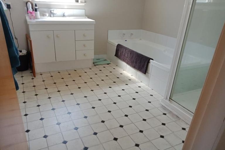 Photo of property in 4 Central Terrace, Alicetown, Lower Hutt, 5010