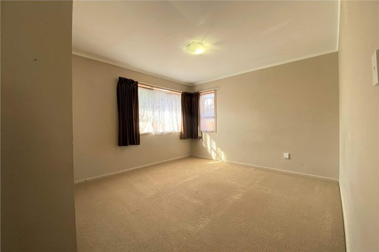 Photo of property in 60 Cedar Heights Avenue, Massey, Auckland, 0614