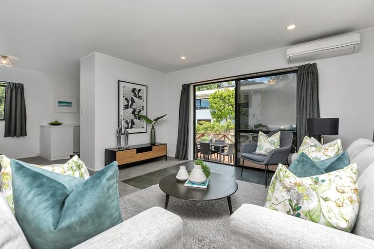 Photo of property in 2/19 Greenvalley Rise, Glenfield, Auckland, 0629