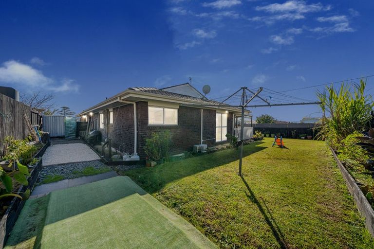 Photo of property in 2/56 Archibald Road, Kelston, Auckland, 0602