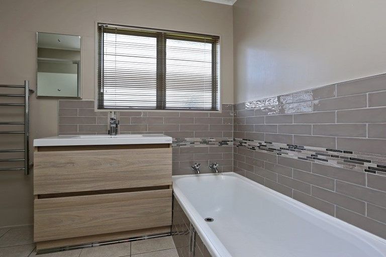 Photo of property in 17 Breadalbane Road, Havelock North, 4130