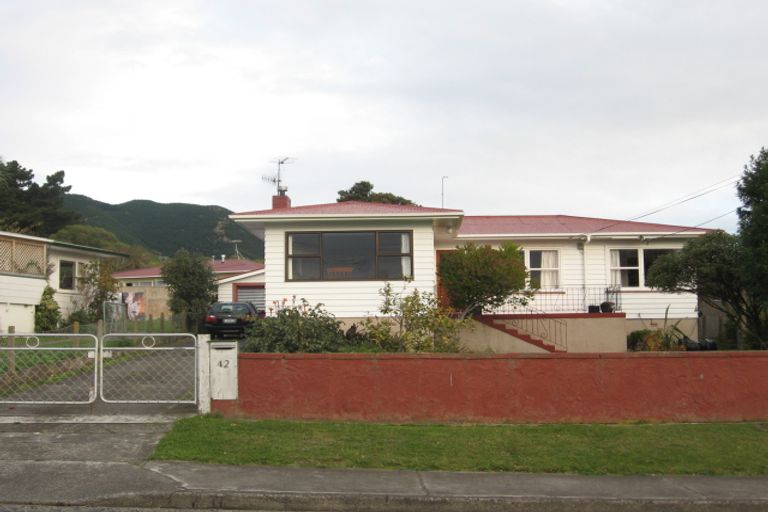 Photo of property in 42 Kaitawa Crescent, Paraparaumu, 5032
