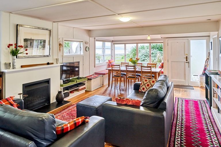 Photo of property in 53 Pukatea Street, Eastbourne, Lower Hutt, 5013