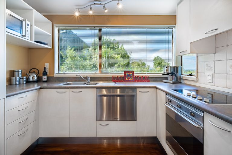 Photo of property in 212 Golf Road, Titirangi, Auckland, 0604