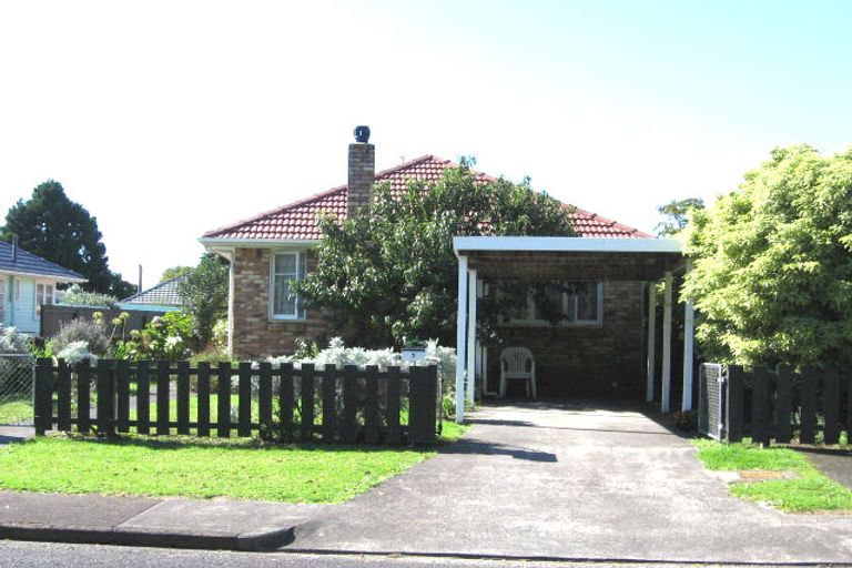 Photo of property in 5 London Street, Te Atatu Peninsula, Auckland, 0610