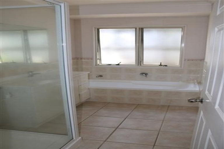 Photo of property in 7 Mullagh Place, East Tamaki Heights, Auckland, 2016