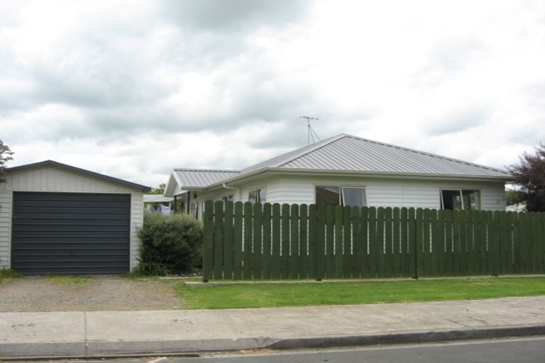 Photo of property in 8 Ranch Place, Pukekohe, 2120