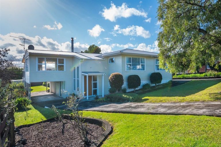 Photo of property in 74 Sylvan Crescent, Te Atatu South, Auckland, 0610