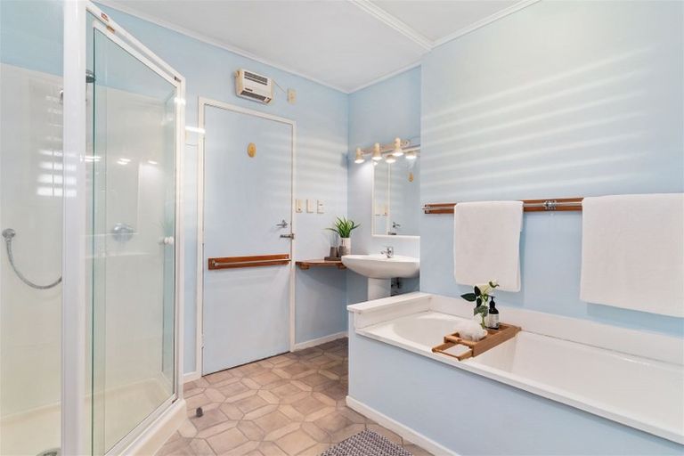 Photo of property in 78 Sylvan Avenue, Northcote, Auckland, 0627