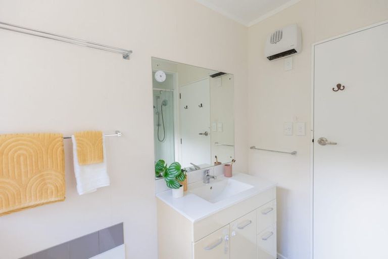 Photo of property in 15 Somes Crescent, Newlands, Wellington, 6037