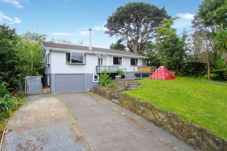 Photo of property in 96 Millbrook Road, Sunnyvale, Auckland, 0612