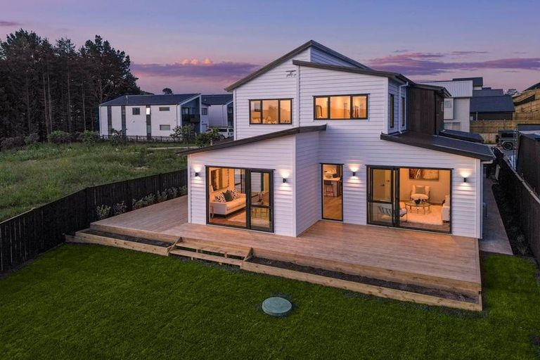Photo of property in 32 Paparahi Place, Wainui, Silverdale, 0992