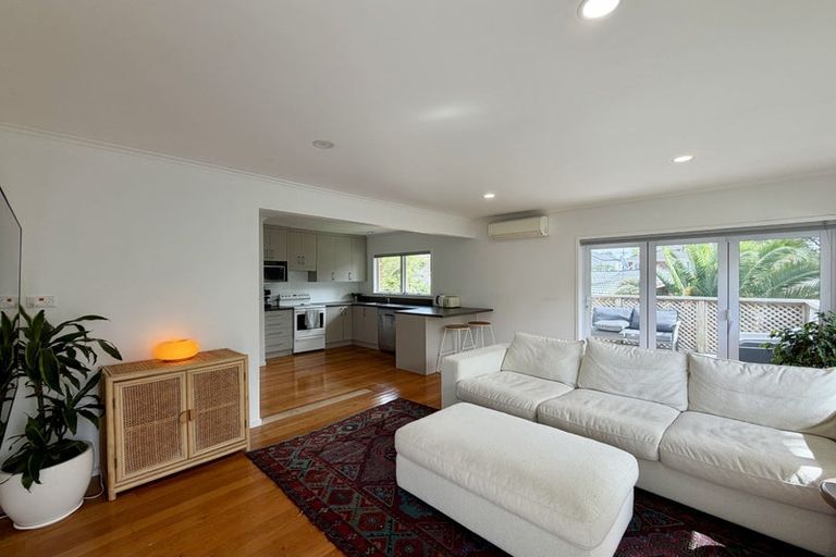 Photo of property in 2/7 Knightsbridge Drive, Forrest Hill, Auckland, 0620