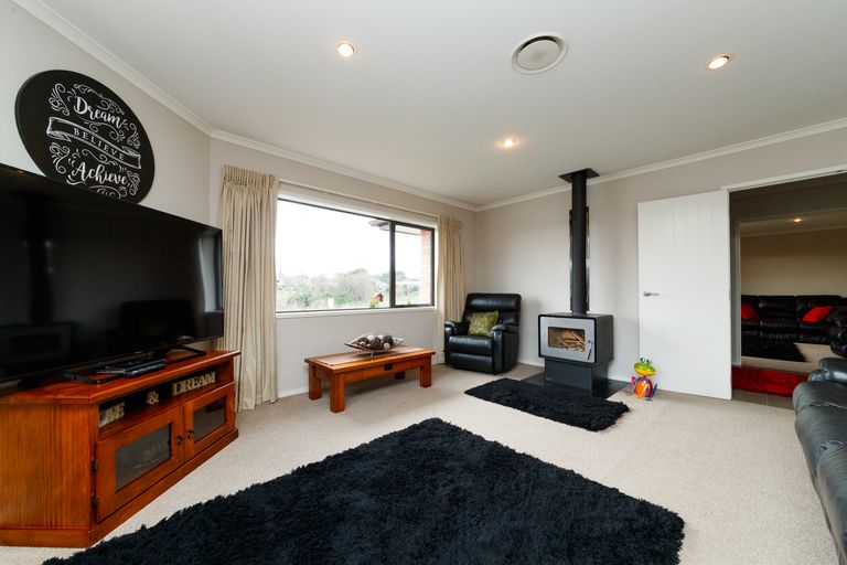 Photo of property in 33 Silkwood Place, Fitzherbert, Palmerston North, 4410