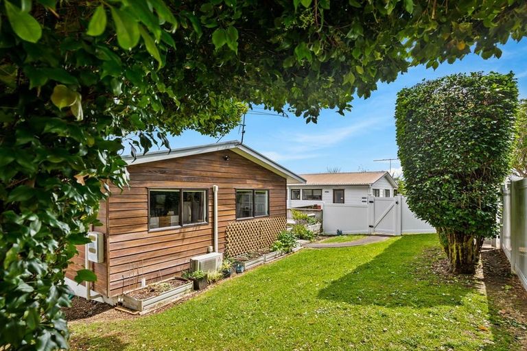 Photo of property in 1/80 Kervil Avenue, Te Atatu Peninsula, Auckland, 0610