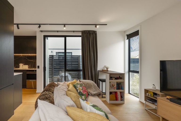 Photo of property in 35 Casterway Crescent, Jacks Point, 9371