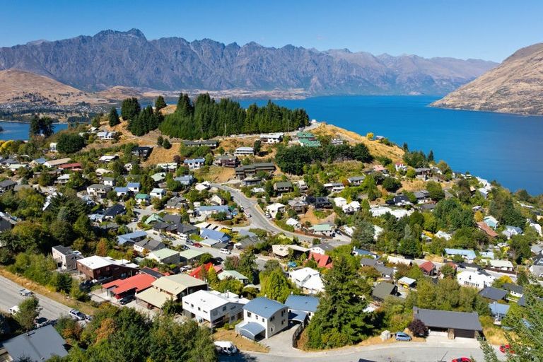 Photo of property in 32 Dart Place, Fernhill, Queenstown, 9300