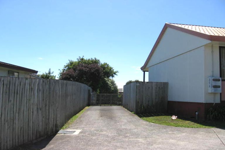 Photo of property in 1/25 Devonshire Road, Unsworth Heights, Auckland, 0632