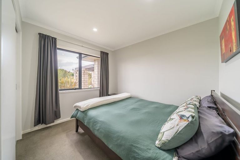Photo of property in 5 Mckenzie Way, Timberlea, Upper Hutt, 5018