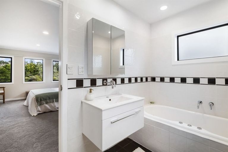 Photo of property in 890 Beach Road, Waiake, Auckland, 0630