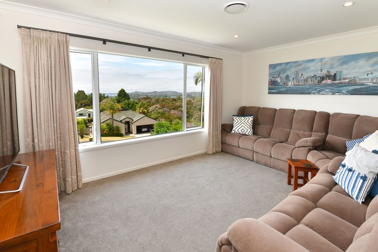 Photo of property in 33 Savoy Road, Orewa, 0931