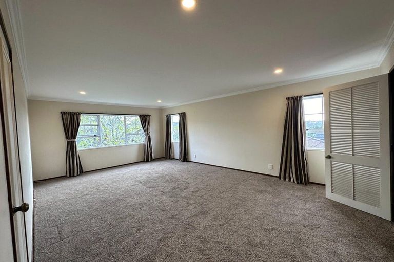 Photo of property in 11 Ravenstone Place, Chatswood, Auckland, 0626