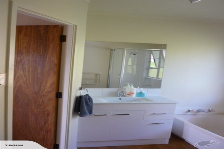 Photo of property in 2/15 Louise Place, Browns Bay, Auckland, 0630